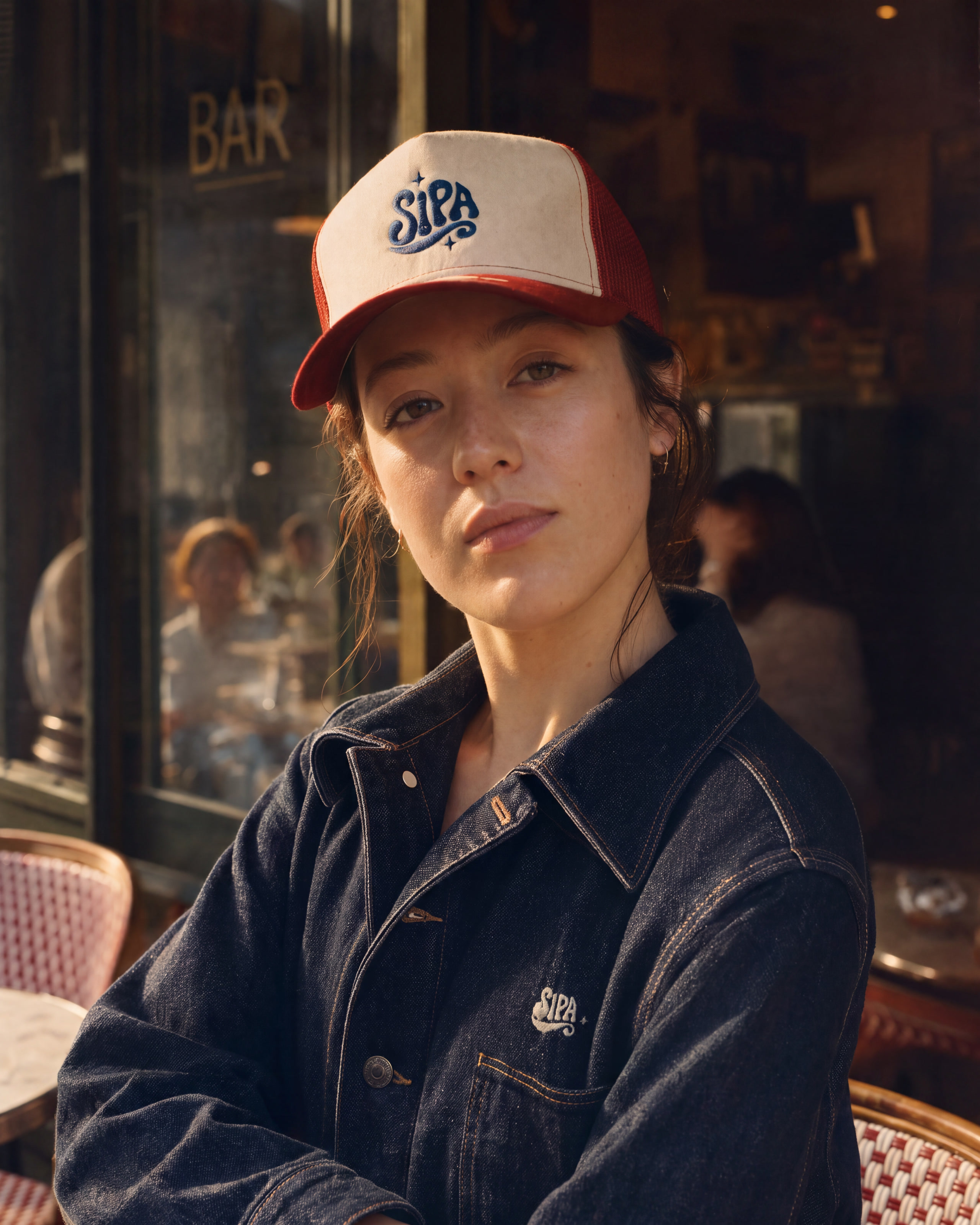 Portrait rapproché, casquette et denim