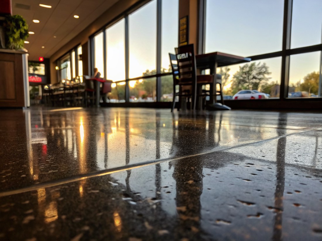 Le sol d'une salle qui reflète la lumière